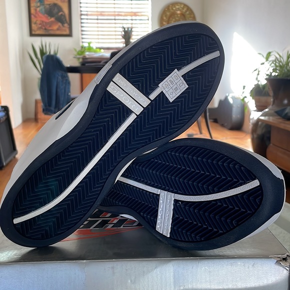Skechers Navy on White Walking Shoes, U.S. Size 9 - Picture 3 of 4